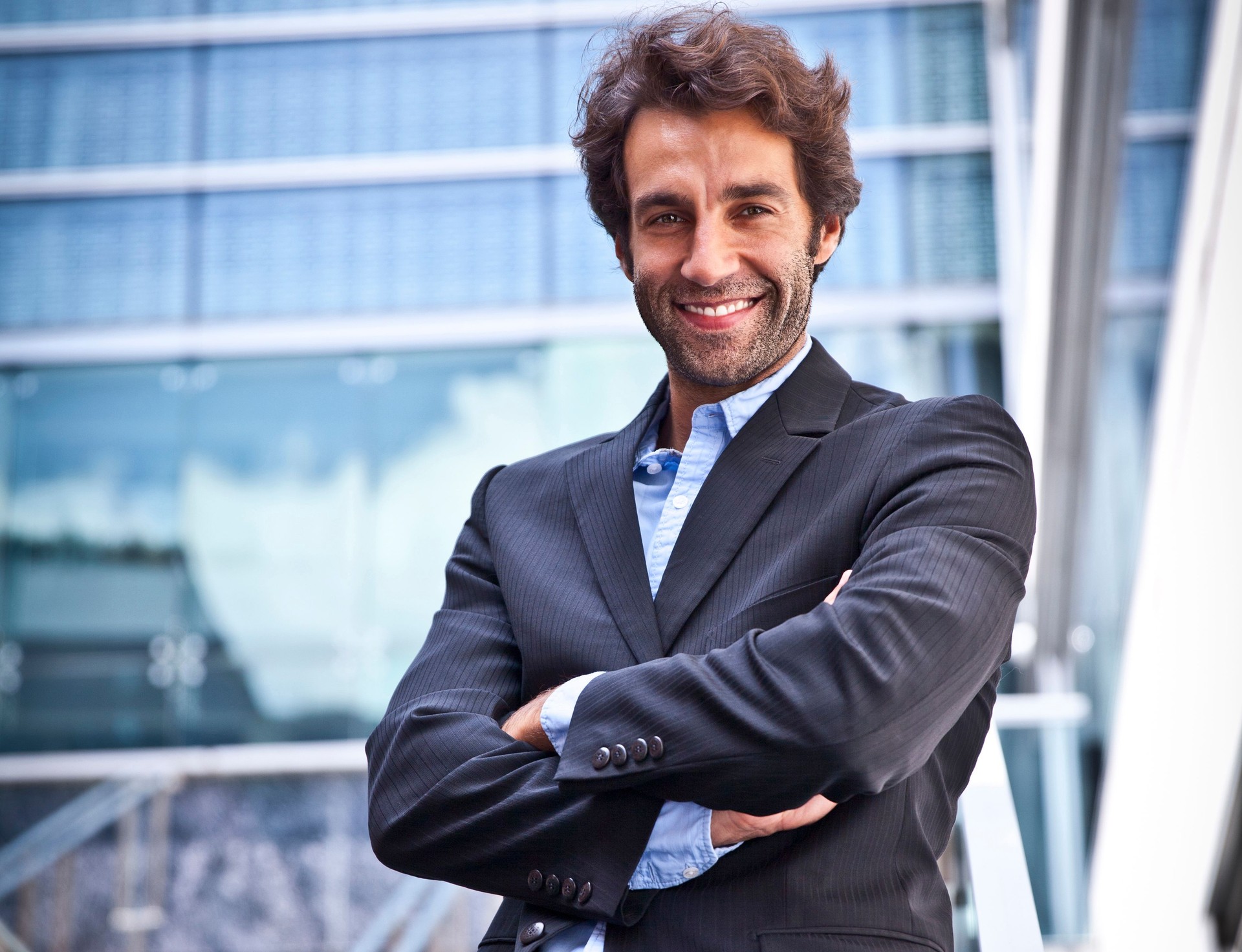 Felici Uomo d'affari sorridenti davanti al suo ufficio