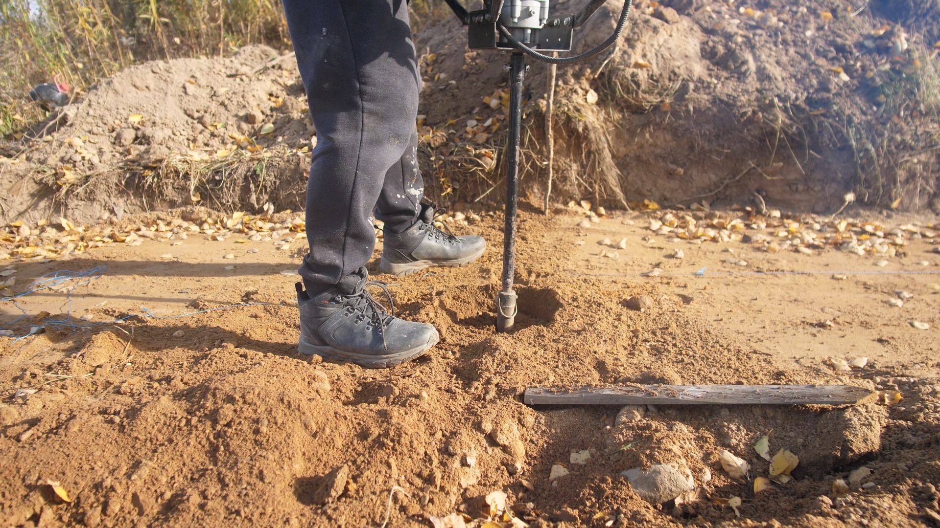 scavo con macchinari pesanti, cantiere che mostra un'operazione di perforazione profonda in mezzo alla ghiaia e movimento attivo delle squadre
